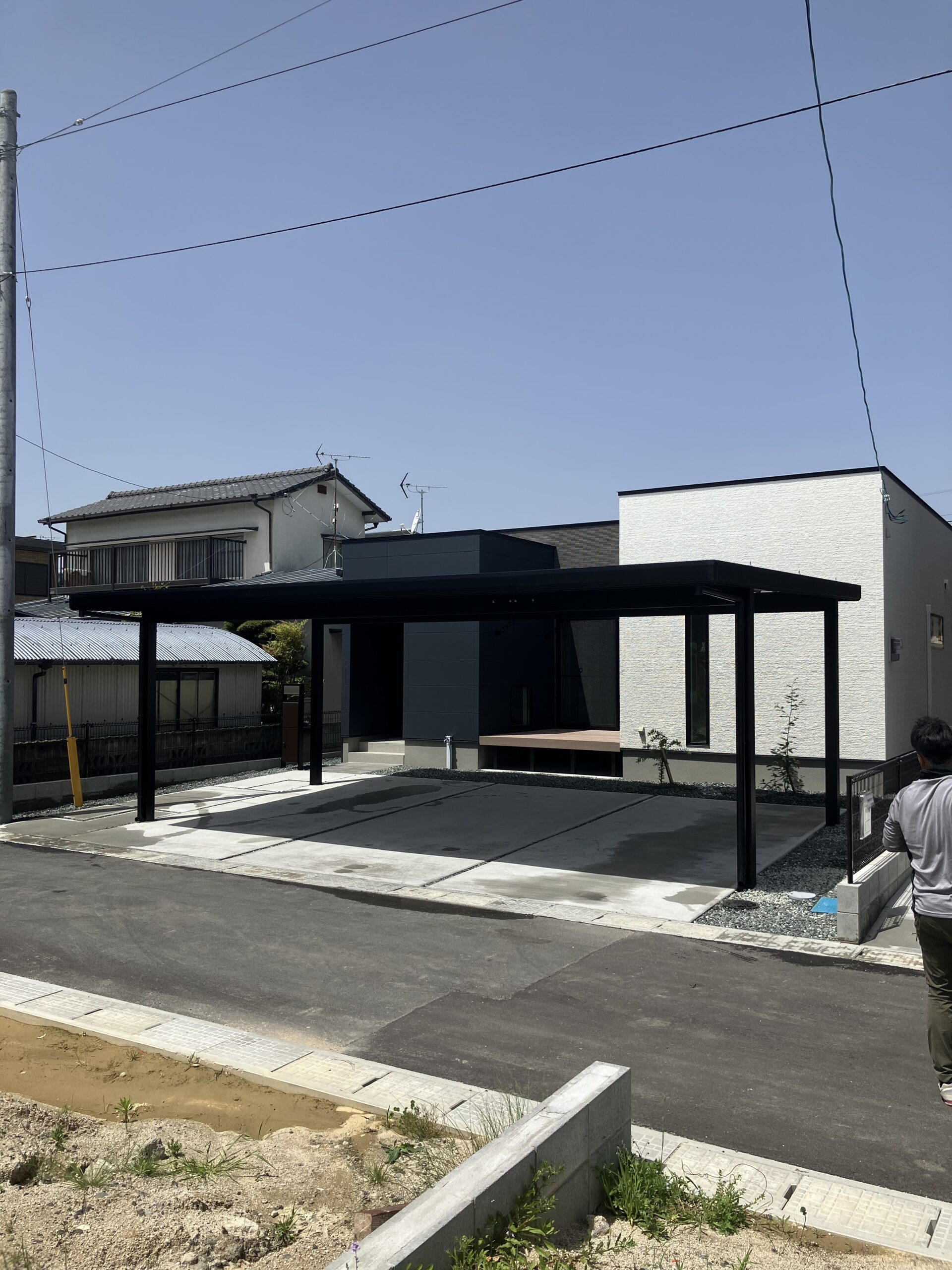 佐賀県南佐賀で施工したブラックの3台用折板屋根カーポート